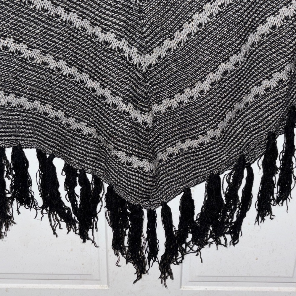 BCBG MAXAZRIA Black and White PONCHO w/hood NWOT - Picture 5 of 8
